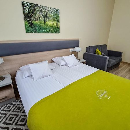 Antoninska Hotel & Apartamenty レシュノ エクステリア 写真