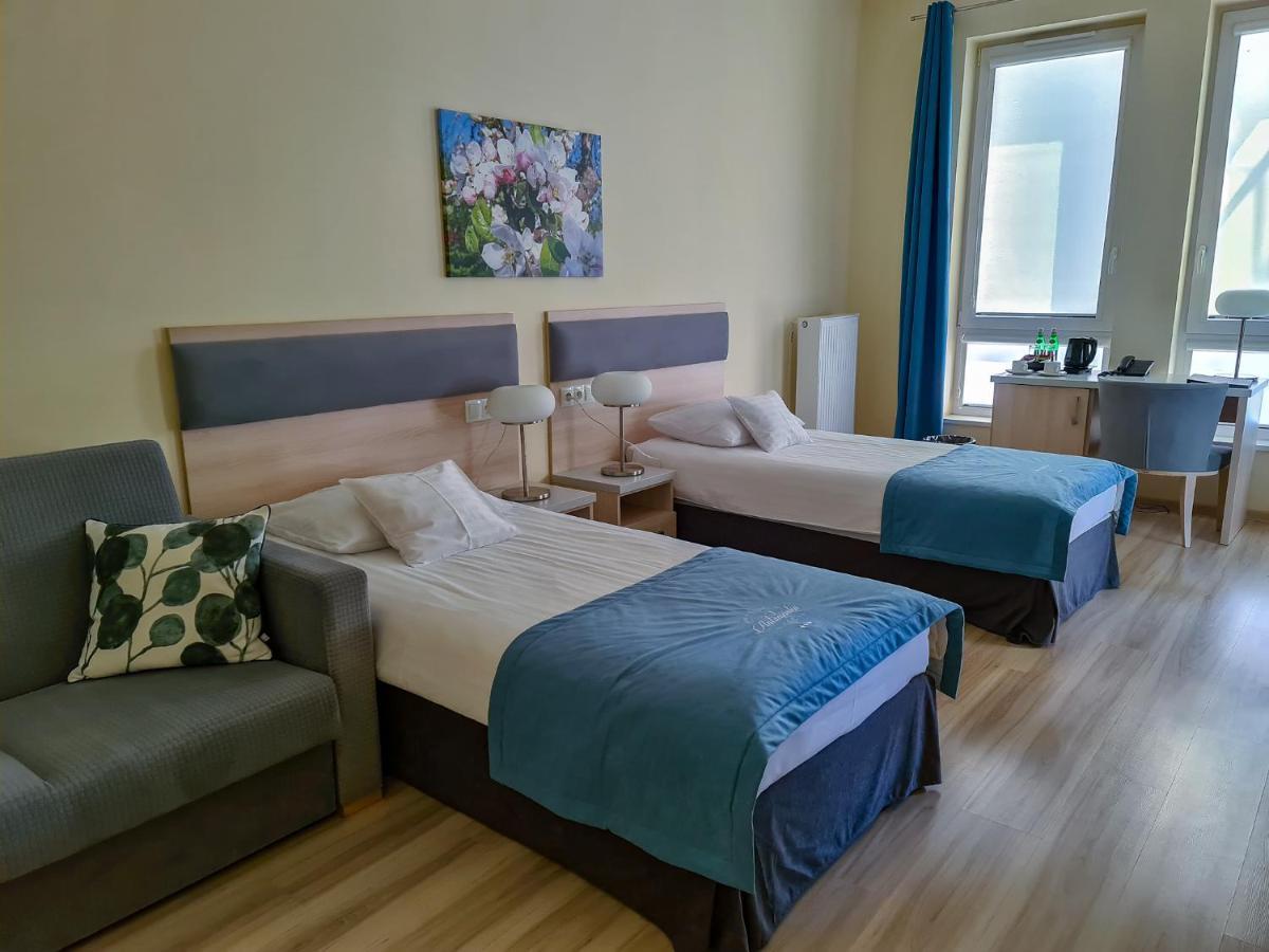 Antoninska Hotel & Apartamenty レシュノ エクステリア 写真