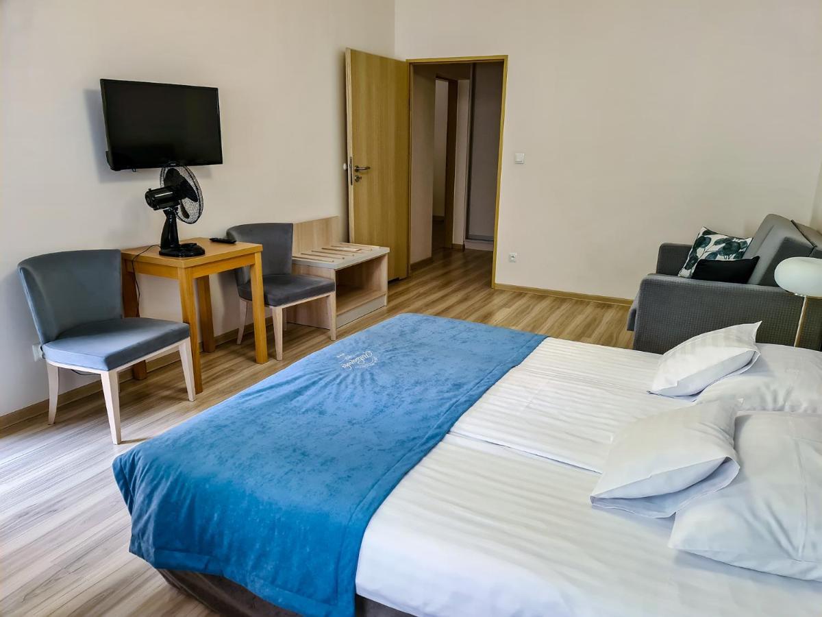 Antoninska Hotel & Apartamenty レシュノ エクステリア 写真