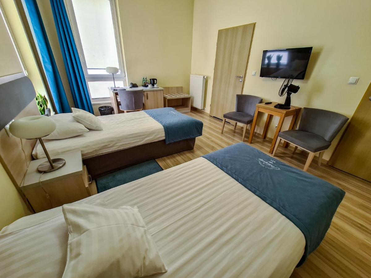 Antoninska Hotel & Apartamenty レシュノ エクステリア 写真