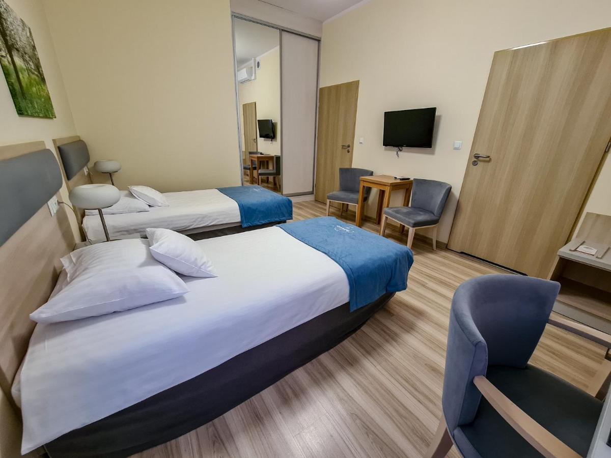 Antoninska Hotel & Apartamenty レシュノ エクステリア 写真