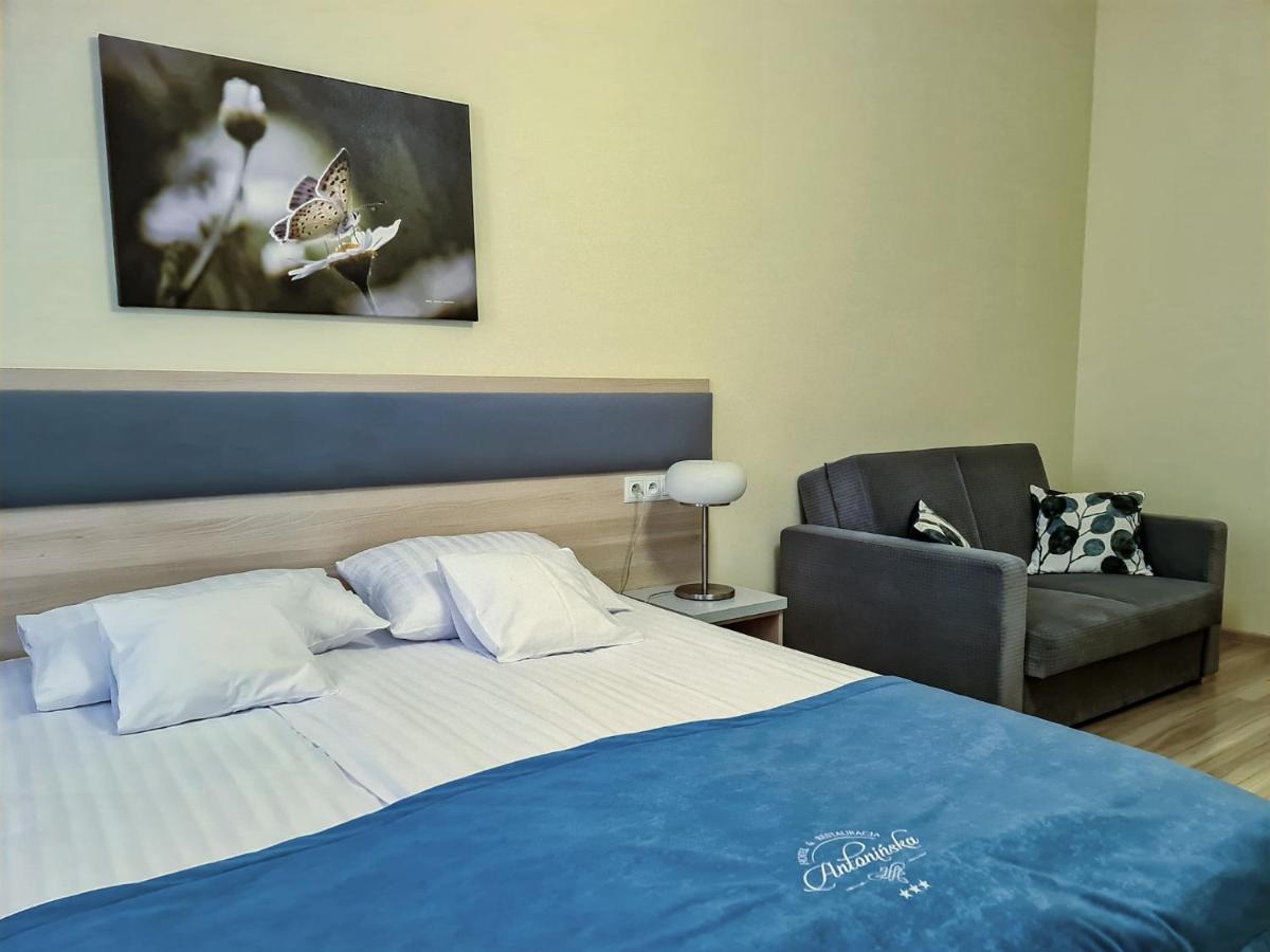 Antoninska Hotel & Apartamenty レシュノ エクステリア 写真