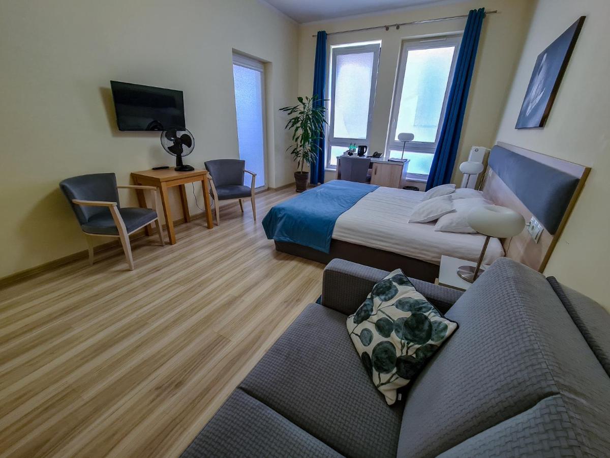 Antoninska Hotel & Apartamenty レシュノ エクステリア 写真