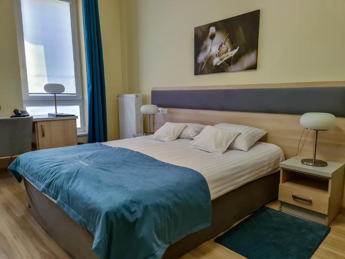 Antoninska Hotel & Apartamenty レシュノ エクステリア 写真