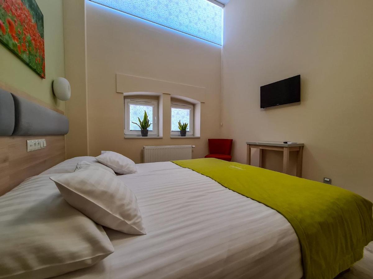 Antoninska Hotel & Apartamenty レシュノ エクステリア 写真