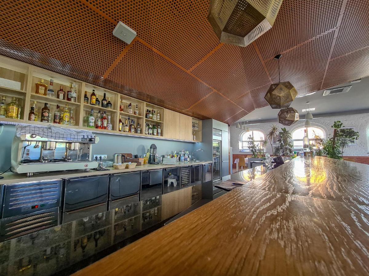 Antoninska Hotel & Apartamenty レシュノ エクステリア 写真