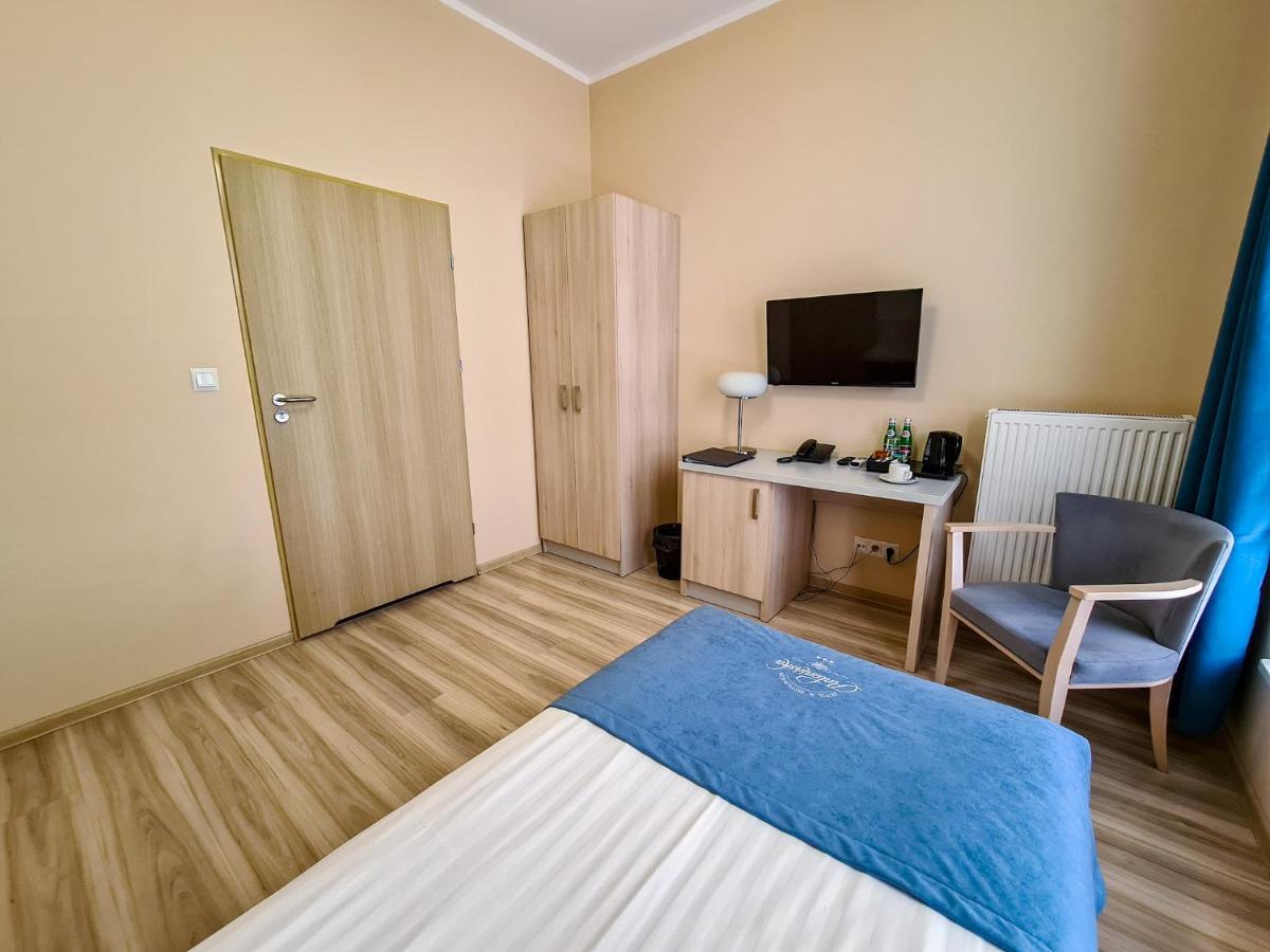 Antoninska Hotel & Apartamenty レシュノ エクステリア 写真