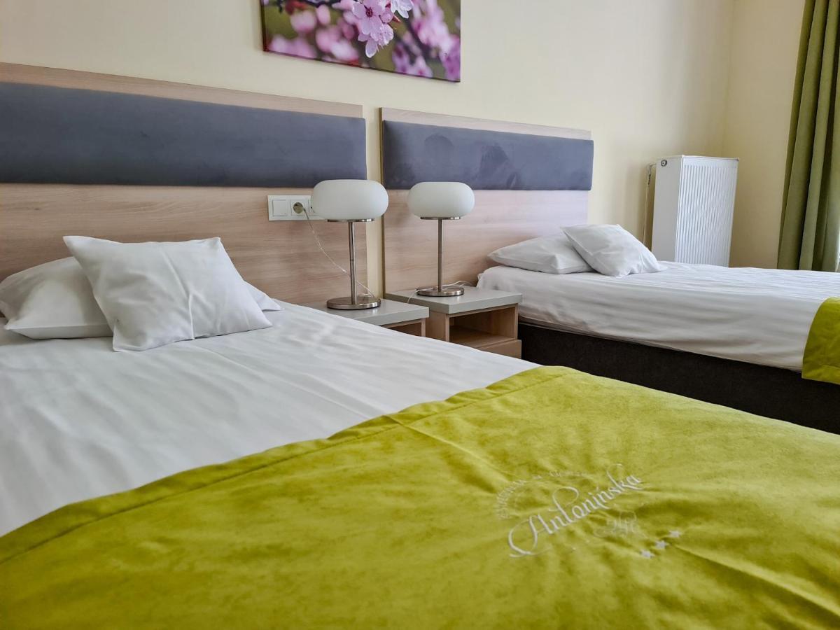 Antoninska Hotel & Apartamenty レシュノ エクステリア 写真