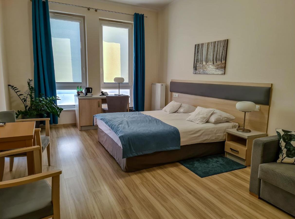 Antoninska Hotel & Apartamenty レシュノ エクステリア 写真