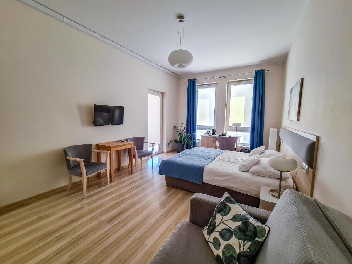 Antoninska Hotel & Apartamenty レシュノ エクステリア 写真