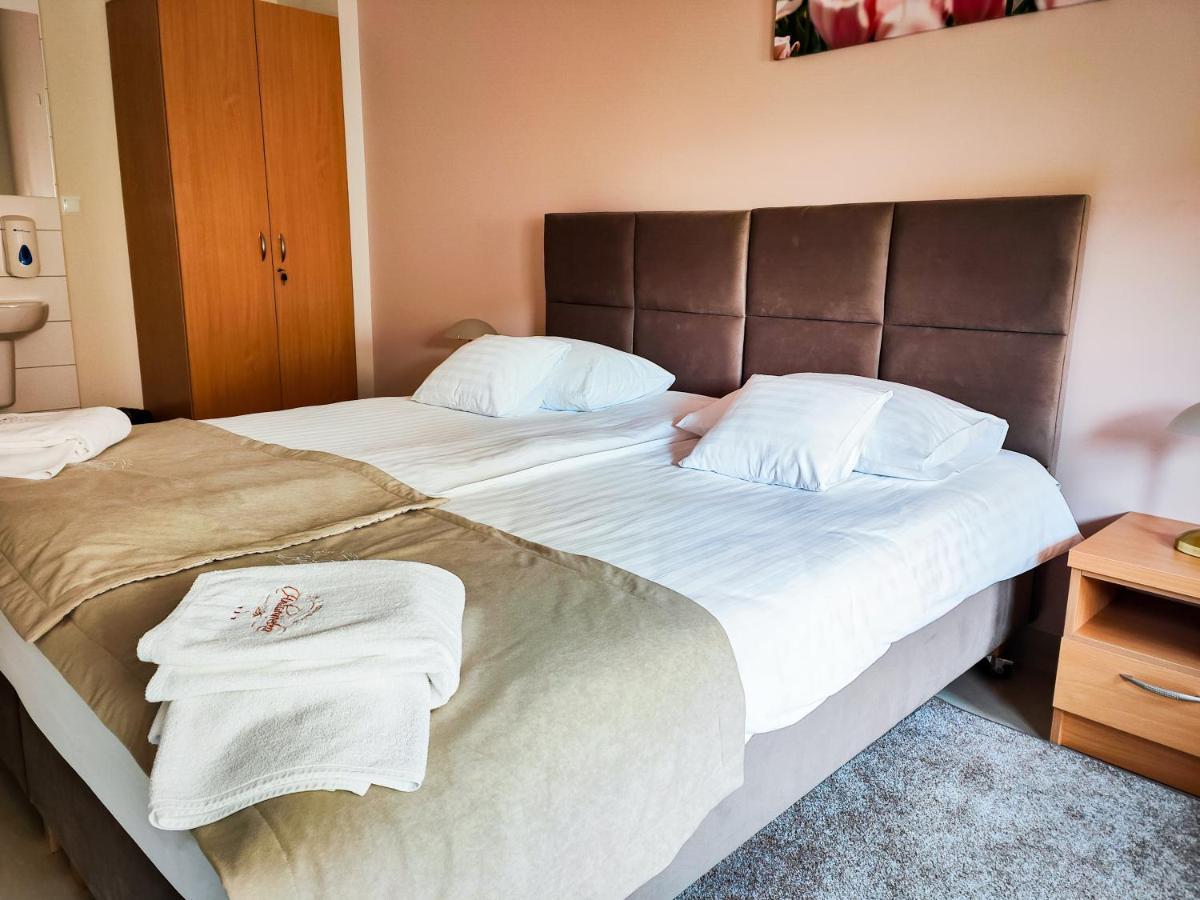 Antoninska Hotel & Apartamenty レシュノ エクステリア 写真