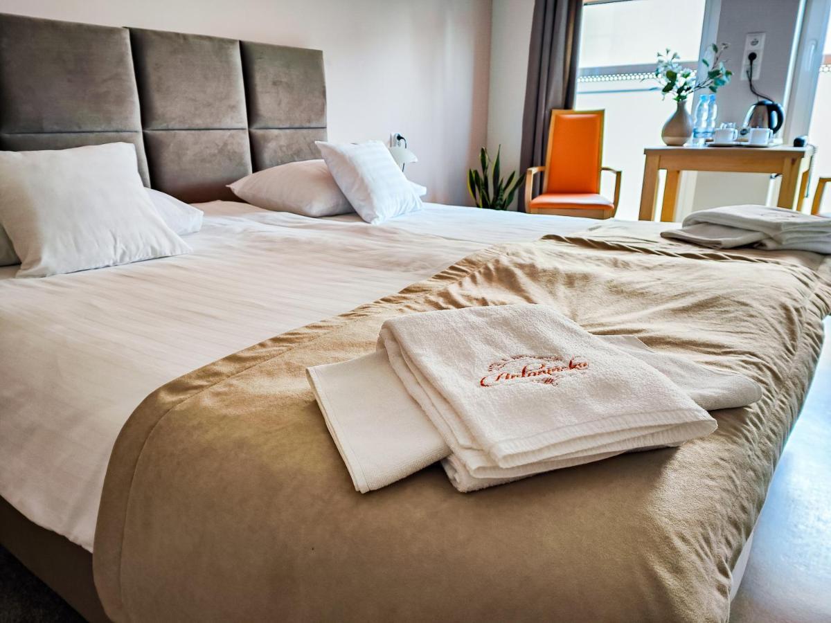 Antoninska Hotel & Apartamenty レシュノ エクステリア 写真
