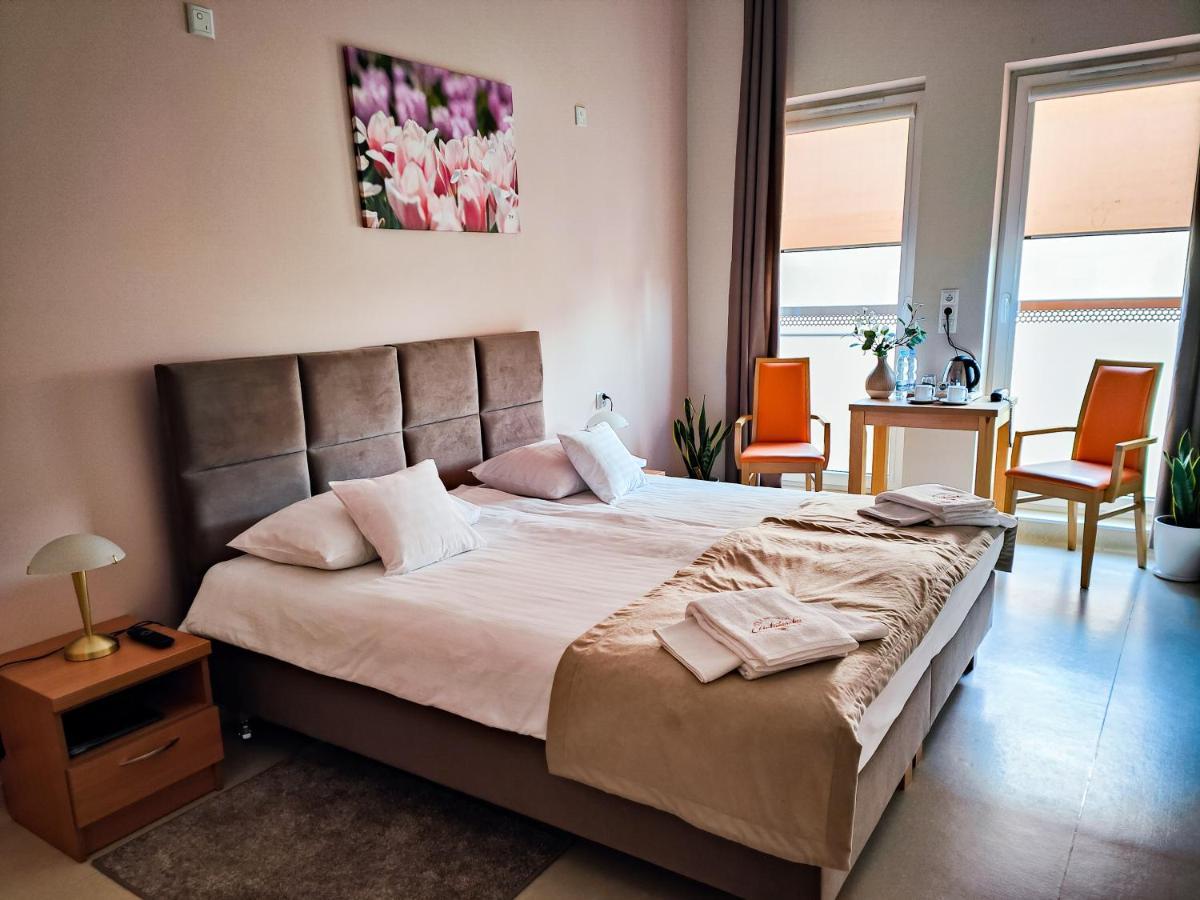 Antoninska Hotel & Apartamenty レシュノ エクステリア 写真