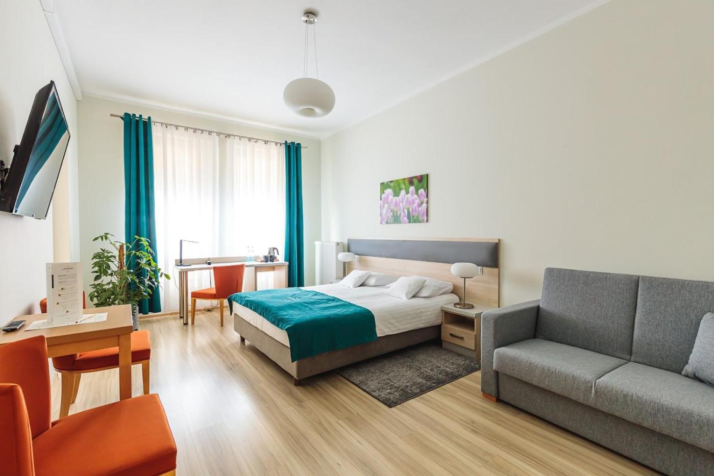 Antoninska Hotel & Apartamenty レシュノ エクステリア 写真