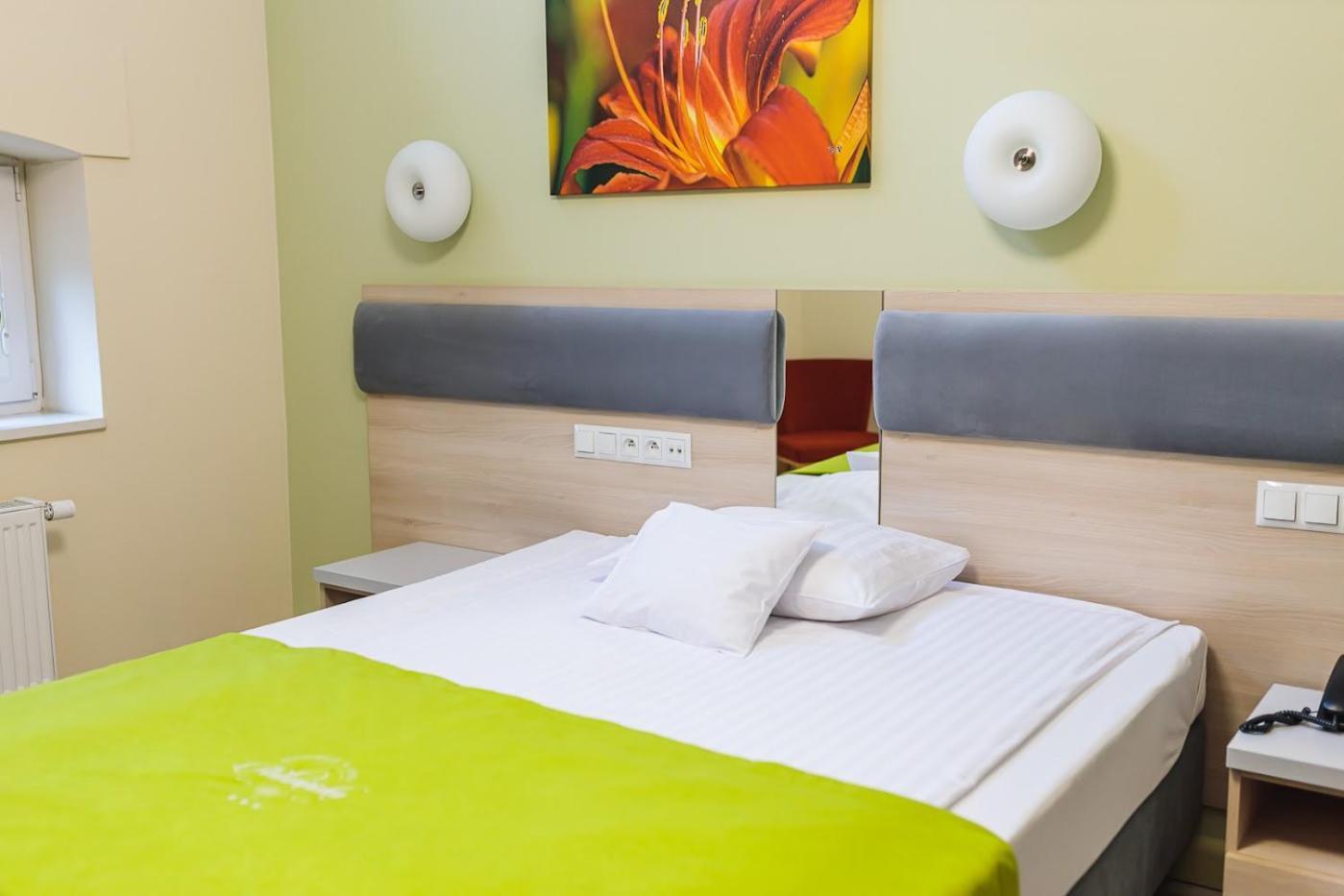 Antoninska Hotel & Apartamenty レシュノ エクステリア 写真