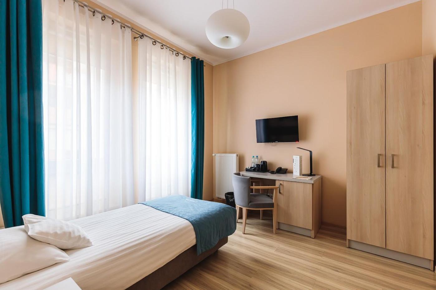 Antoninska Hotel & Apartamenty レシュノ エクステリア 写真