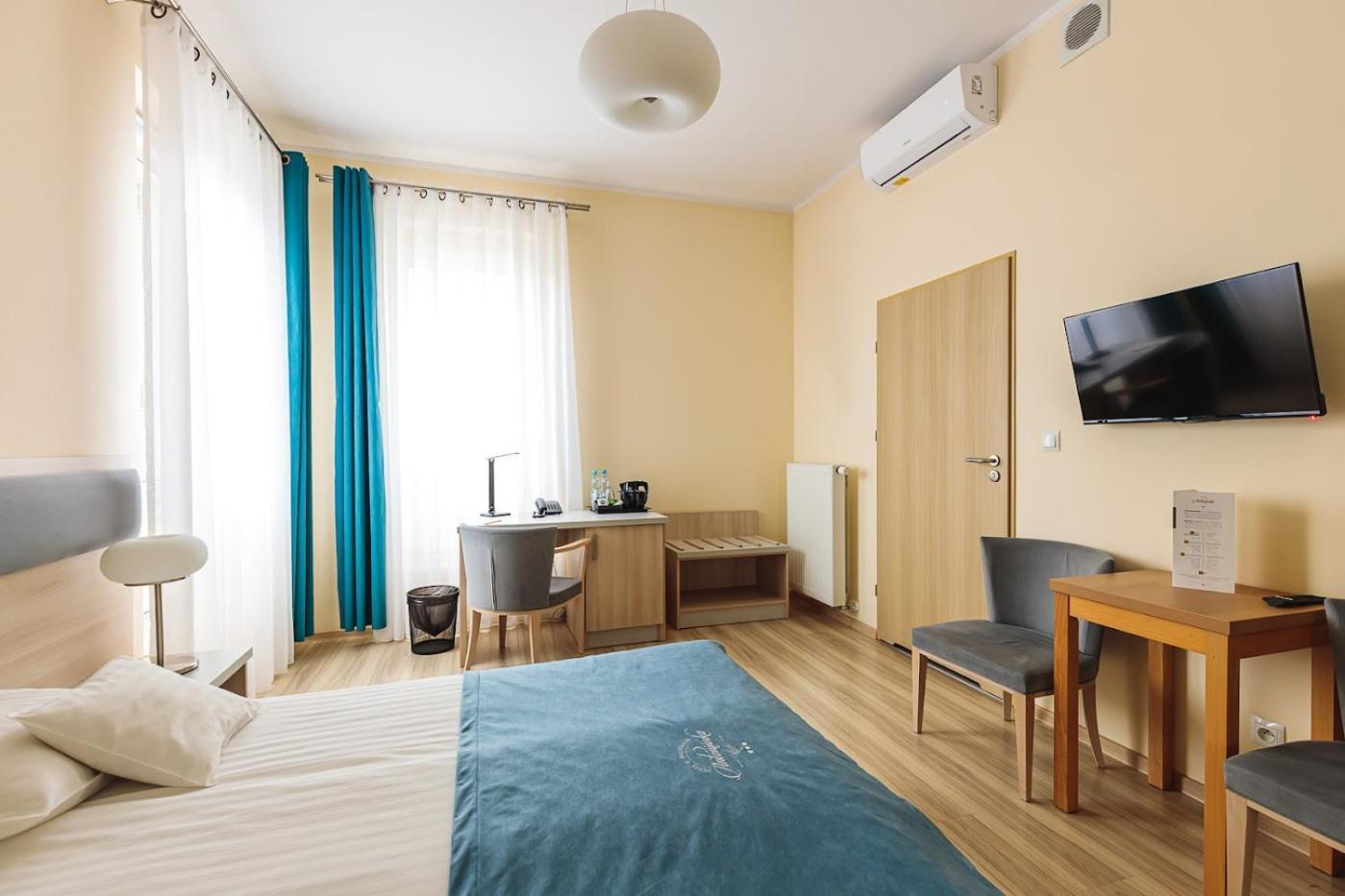 Antoninska Hotel & Apartamenty レシュノ エクステリア 写真
