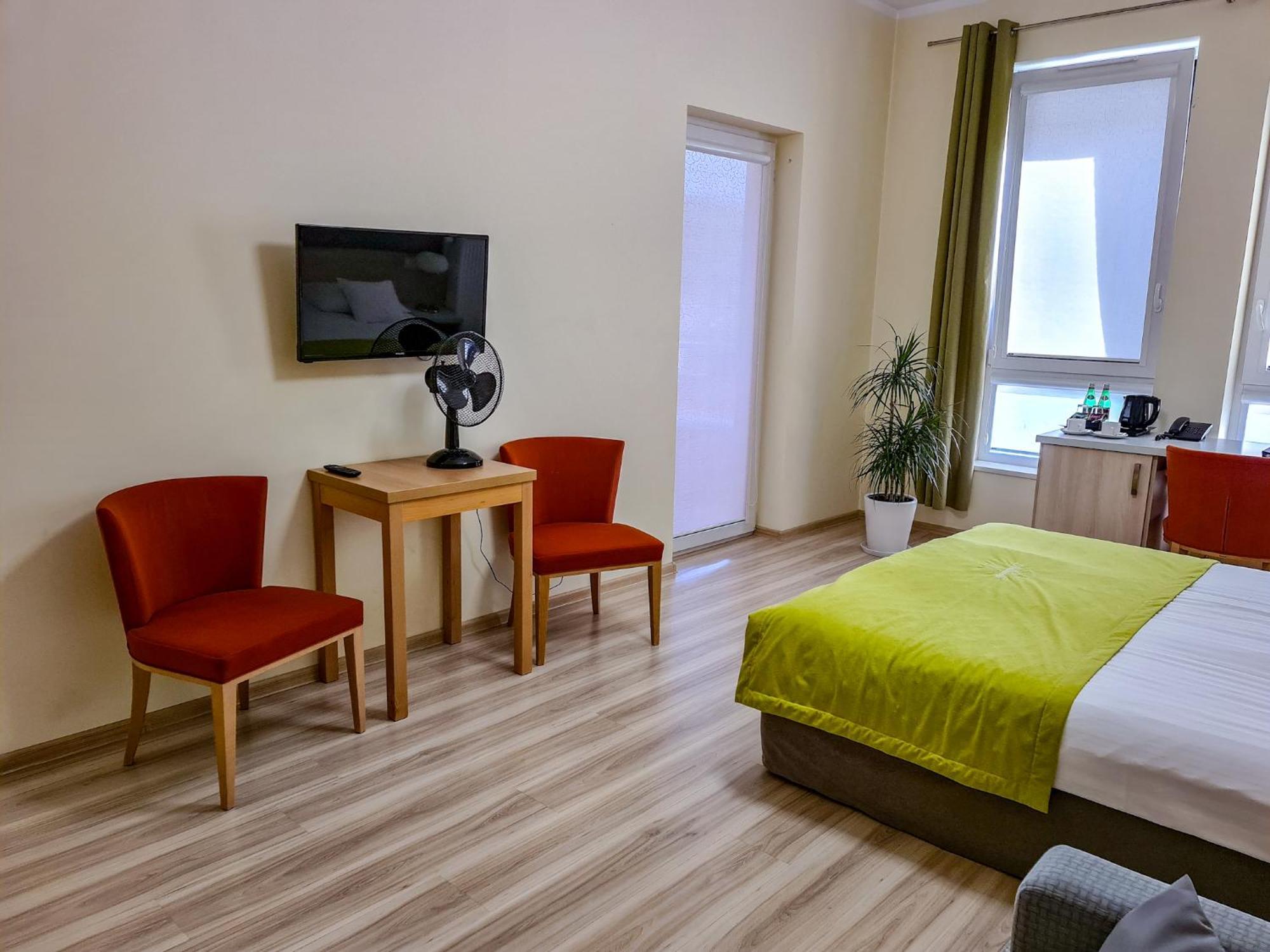 Antoninska Hotel & Apartamenty レシュノ エクステリア 写真