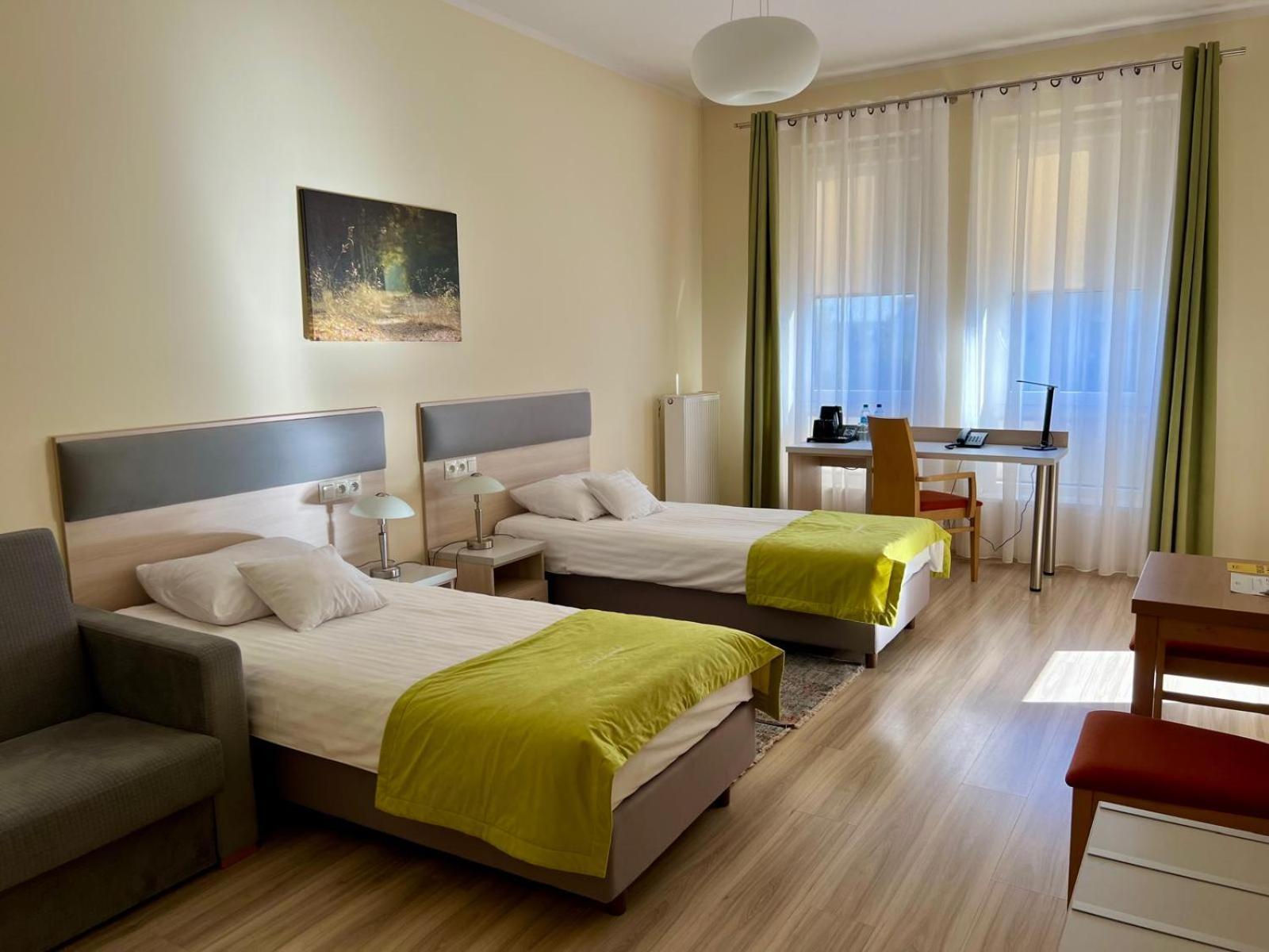 Antoninska Hotel & Apartamenty レシュノ エクステリア 写真